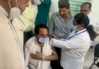 पूर्व मुख्यमंत्री कमलनाथ से लगवाई कोरोना वैक्सीन, बढ़ते संक्रमण पर जताई चिंता