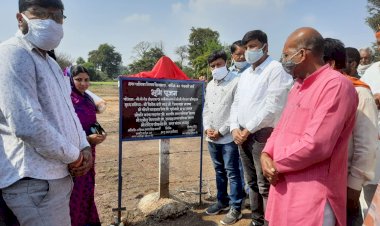 भाजपा जिलाध्यक्ष विवेक बंटी साहू ने किया सीसी रोड, मोक्षधाम में टीन शेड निर्माण का भूमिपूजन