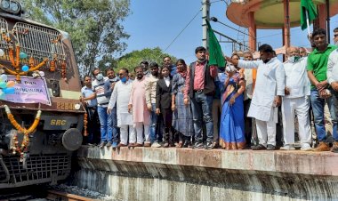 नागपुर के लिए चली पहली ब्रॉडगेज यात्री ट्रेन, भारी पुलिस बल की मौजूदगी में हरी झंडी दिखाकर किया रवाना