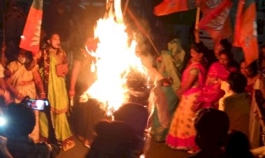 भूपेंद्र हुड्डा ने किया महिला विधायकों का अपमान - छिंदवाड़ा भाजपा महिला मोर्चा ने कांग्रेस कार्यालय के सामने पुतला जलाया  