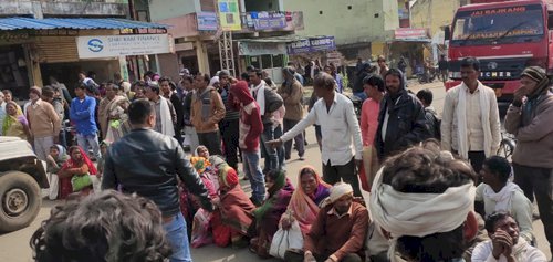 मुख्यमंत्री कमलनाथ के गृह जिले में यूरिया को तरसे किसान