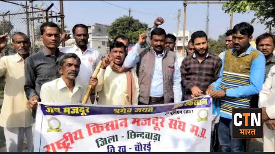 ट्रांसफार्मर बदलवाने मजदूर संघ के किसान बैठे विधुत विभाग के सामने, दिया धरना