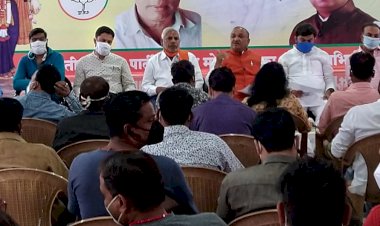 भाजपा सरकार के एक वर्ष पूर्ण होने पर भाजपा के वरिष्ठ नेताओ ने प्रेसवार्ता के दौरान पत्रकारों से चर्चा की