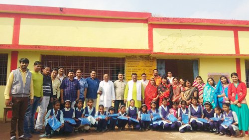 वैश्य महासम्मेलन ने  जरूरतमंद छात्र छात्रों को बाटे स्वेटर