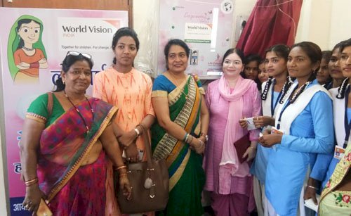 वर्ल्ड विजन ने किया स्वच्छता किट वितरण और सेनेटरी मशीन का उद्घाटन