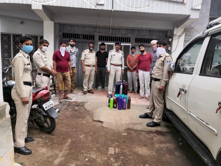 कोरोना वायरस के चलते पुलिस की मदद के लिए आगे आये आम लोग