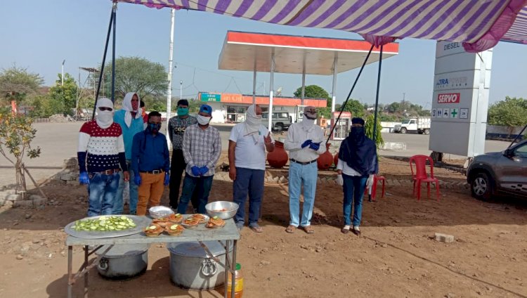 पलायन कर रहे लोगो को जबलपुर की बॉर्डर में करा रहे प्रतिदिन भोजन 
