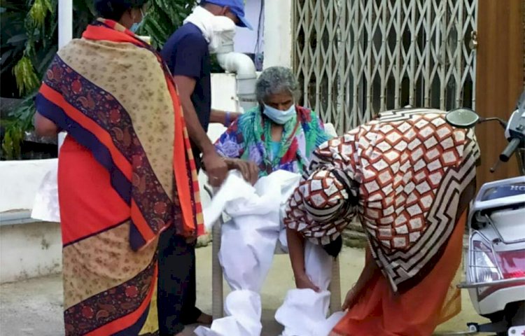मरीजो को खुले में सड़क पर पहनाई जा रही पीपीई किट, कोविड प्रोटोकाल की हो रही अनदेखी
