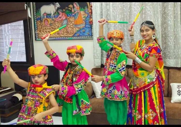 नवरात्रि पर पंडाल नहीं लगे तो क्या ! बच्चों ने परिवार में ही खेला 