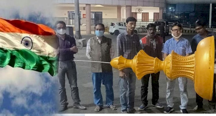 मॉडल रेल्वे स्टेशन में फहरा देश की आन-बान और शान का प्रतीक जिले का सबसे ऊचा और बड़ा तिरंगा, बना आकर्षण का केन्द्र