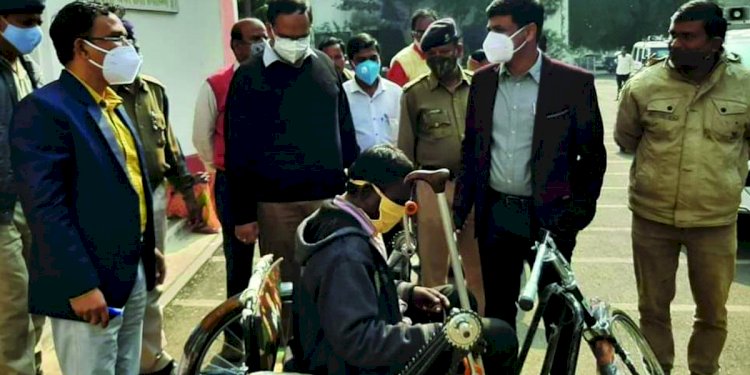 बैसाखी के सहारे जनसुनवाई में पहुंचा दिव्यांग, प्रशासन ने तत्काल ट्राइसाइकिल उपलब्ध करवाई