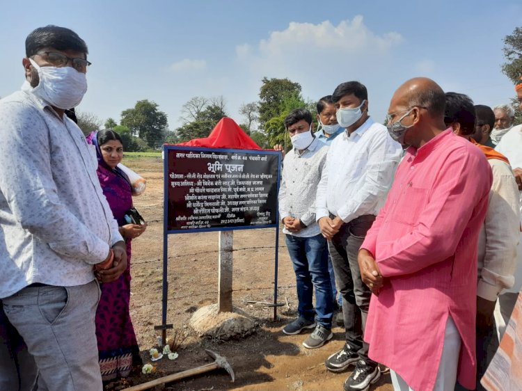 भाजपा जिलाध्यक्ष विवेक बंटी साहू ने किया सीसी रोड, मोक्षधाम में टीन शेड निर्माण का भूमिपूजन