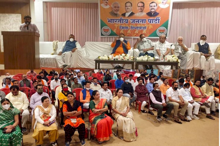 नगरीय निकाय चुनाव संचालन समिति के प्रदेश संयोजक उमाशंकर गुप्ता ने ली बैठक - प्रमुख कार्यकर्ताओ को चुनाव जीतने के दिए टिप्स
