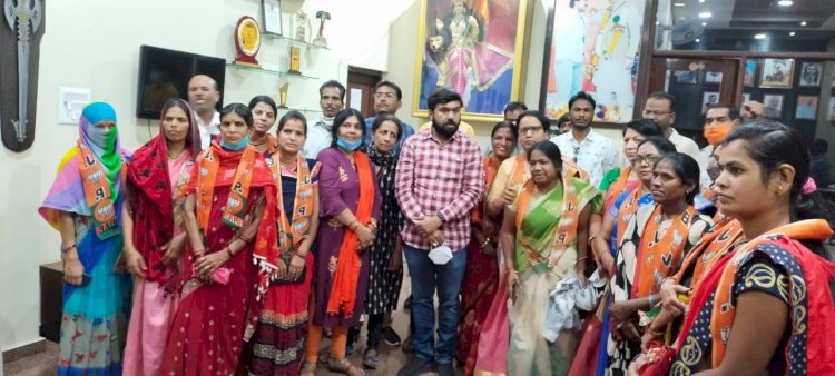 कांग्रेस को बड़ा झटका - पूर्व जिला महिला कांग्रेस कार्यकारी अध्यक्ष के साथ बड़ी संख्या में महिलाओं ने भाजपा की सदस्यता ली 