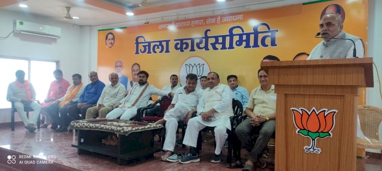 भाजपा किसान मोर्चा के जिला बैठक कार्यक्रम में पहुंचे पर्यटन विकास निगम के अध्यक्ष विनोद गोटिया