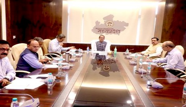 अनुपयोगी कानूनों की समाप्ति और अधिनियम, नियम तथा नीतियों के सरलीकरण के लिए समय-सीमा निर्धारित कर कार्य करें – मुख्यमंत्री श्री चौहान