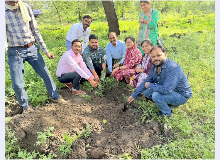 अभियंता दिवस पर नगर निगम के इंजीनियरों का अभिनव प्रयास: इमलीखेड़ा फायर स्टेशन परिसर में 'अमृत हरित महाअभियान' व 'एक पेड़ माँ के नाम' के तहत हुआ वृहद पौधरोपण